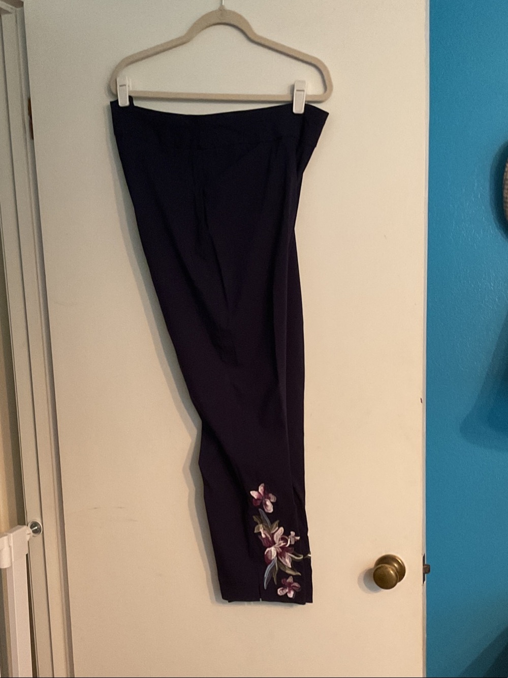 Straight-Leg Navy Pants with Floral Embroidery